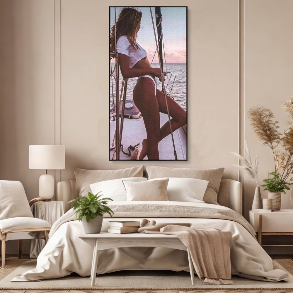 Tablou canvas cu tablou canvas cu femeie pe corabie, in rama de aluminiu negru, pe perete intr-un dormitor